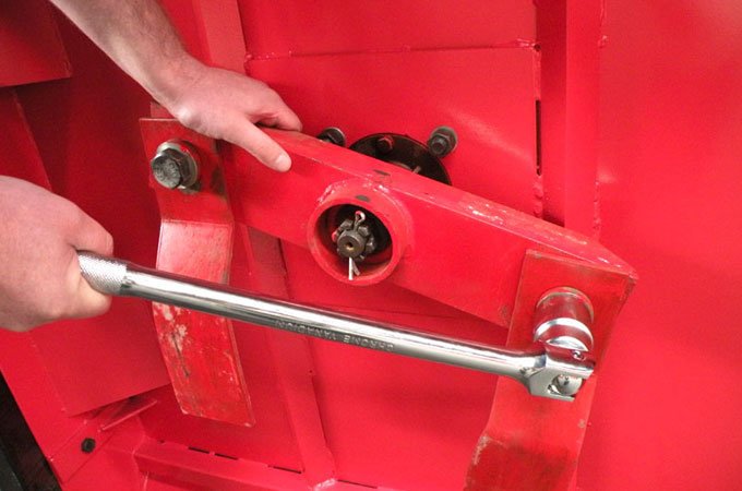 Retighten all bolts when replacing bolts and blades.