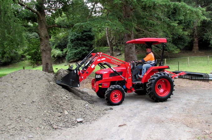 SOTA Tractors customer uses his APOLLO 454 for a construction project.