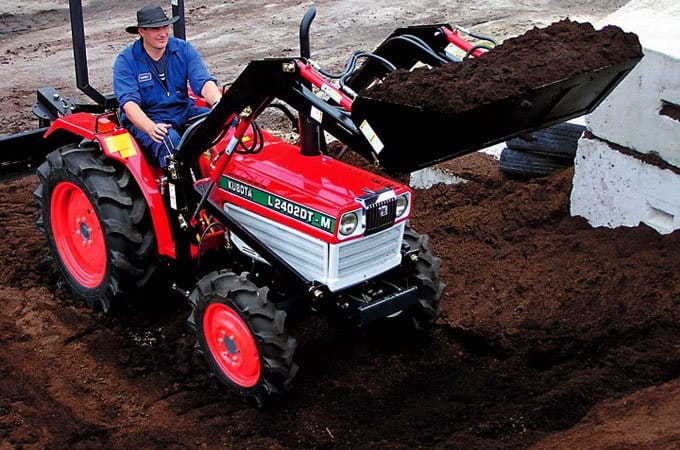 L2402DT 28hp diesel 4WD Kubota with FEL operation.
