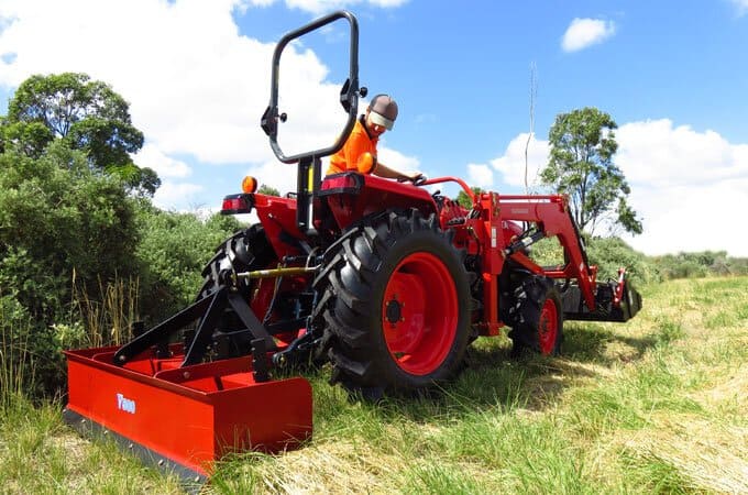 Kubota L3408DT with AGMAX V500 box scraper.