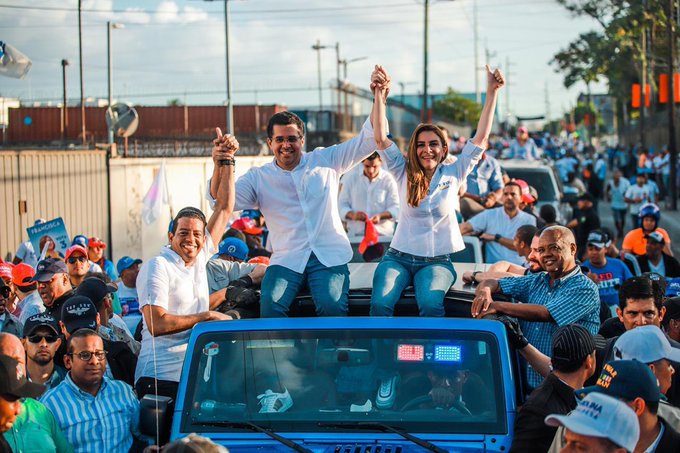 Carolina Mejía junto a David Collado durante caravana cierre de campaña.
