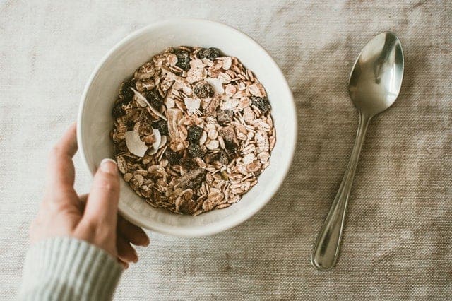 Farina d'avena e frutta secca in un'insalatiera