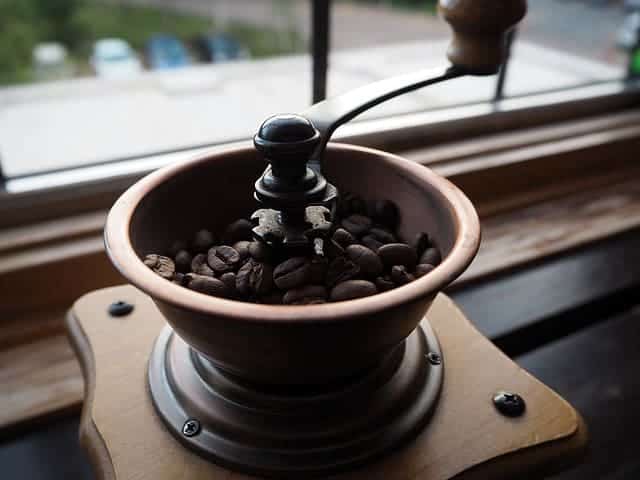 les grains de café dans le moulin