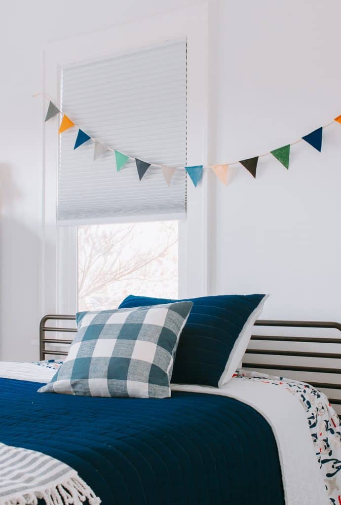 Looking for cute decor for your nursery or kids rooms? Make this trendy diy pennant garland banner. Super easy and inexpensive - click through to learn how! #diyhomedecor #diy