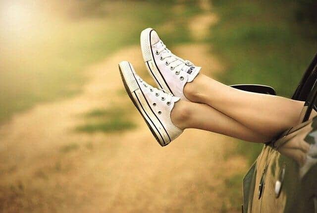 Beine in Tennisschuhen