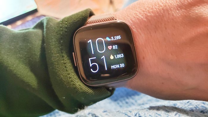 does fitbit versa 2 track steps without phone