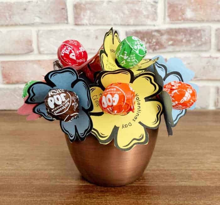 completed flower valentine on table with tootsie roll pops center