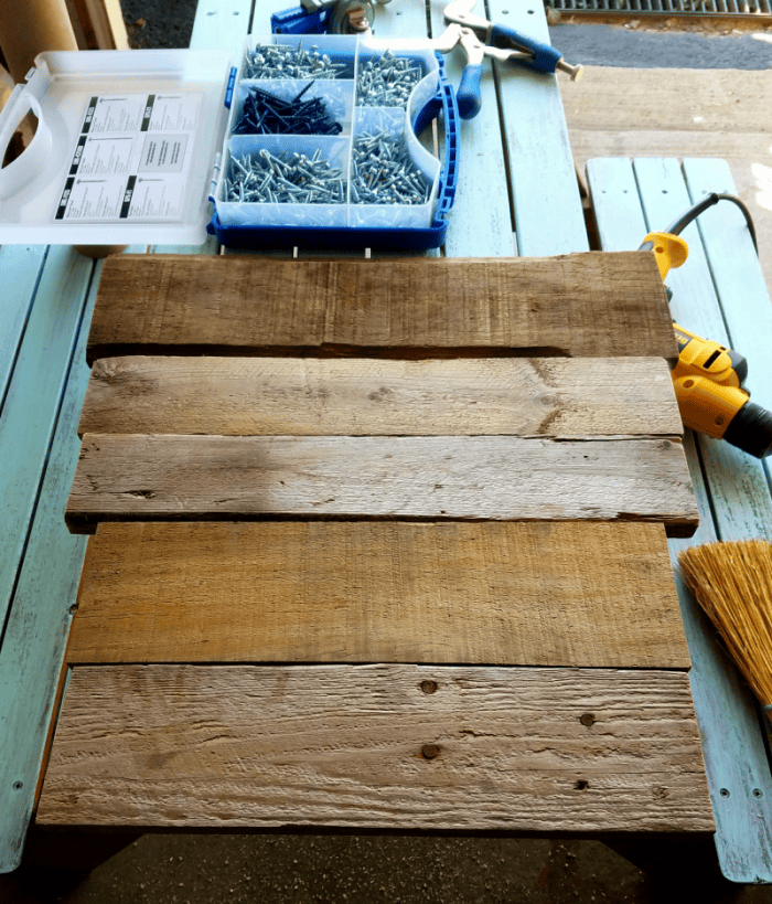 DIY Farmhouse-Style Pallet Wood Memo Board | The How-To Home