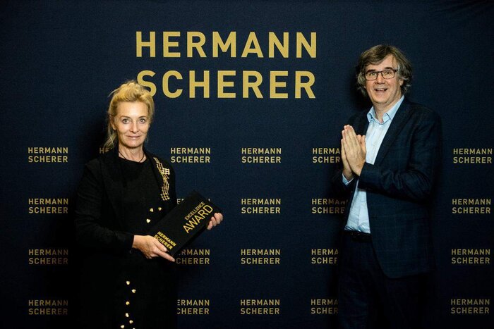 Schmuck ist keine Dekoration und der Träger keine Litfaßsäule - Beatrice Müller holt Weltmeistertitel bei Speaker Slam Berlin 2020 Pressemeldungen awards Beatrice Müller, Goldschmiedemeisterin und Schmuckdesignerin, holt sich den Weltmeistertitel beim internationalen Speaker Slam in Berlin 2020