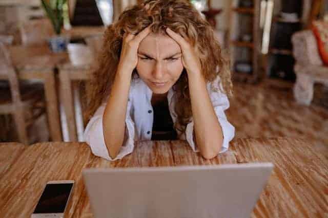 a mulher trabalha no computador
