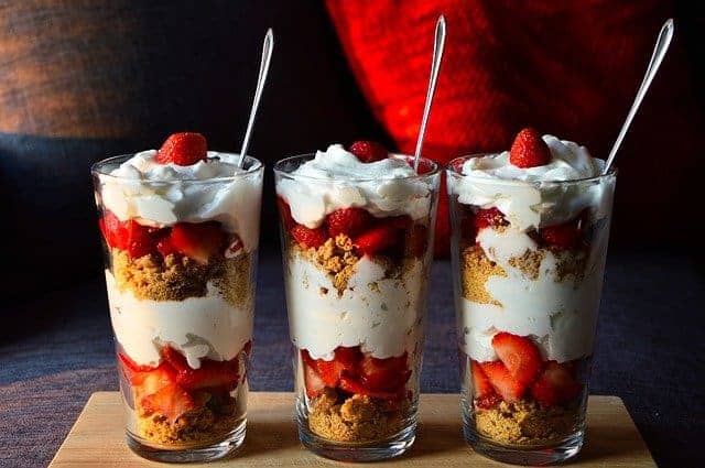 sobremesa dietética com fruta e iogurte