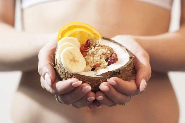 la femme tient un dessert diététique dans ses mains