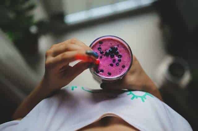 la donna beve il frullato