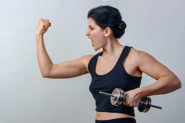 la femme s'exerce avec hantlas