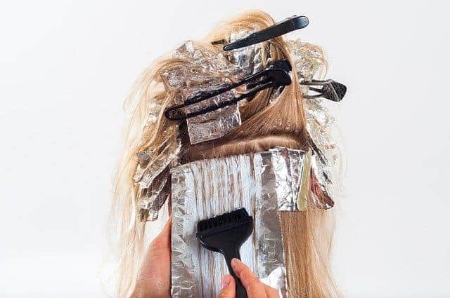 capelli durante la colorazione