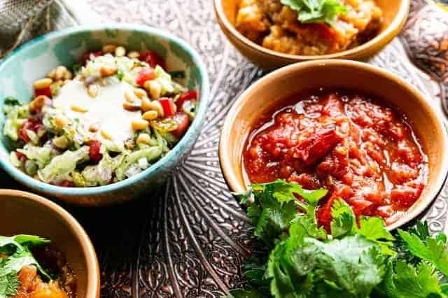 Wurstwaren und Salate in Schalen