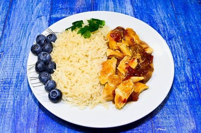 riz avec ragoût dans l'assiette
