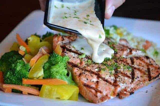 Vegetais e peixe assado num prato