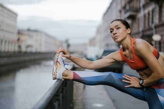 vrouw warmt zich op voor het hardlopen