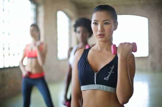 exercícios de mulher com halteres