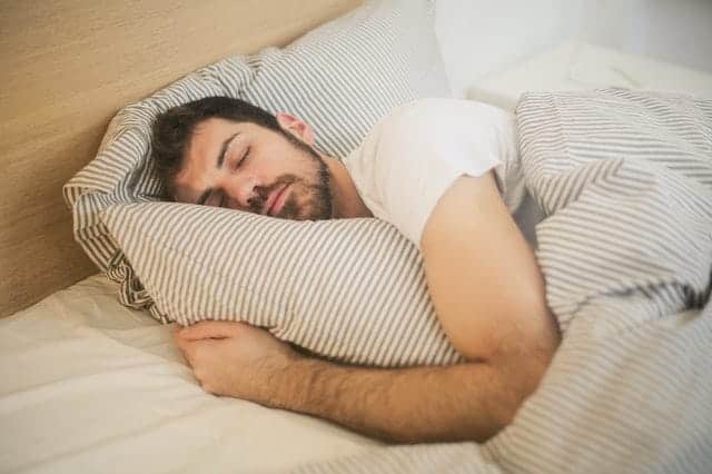 homme en sommeil profond