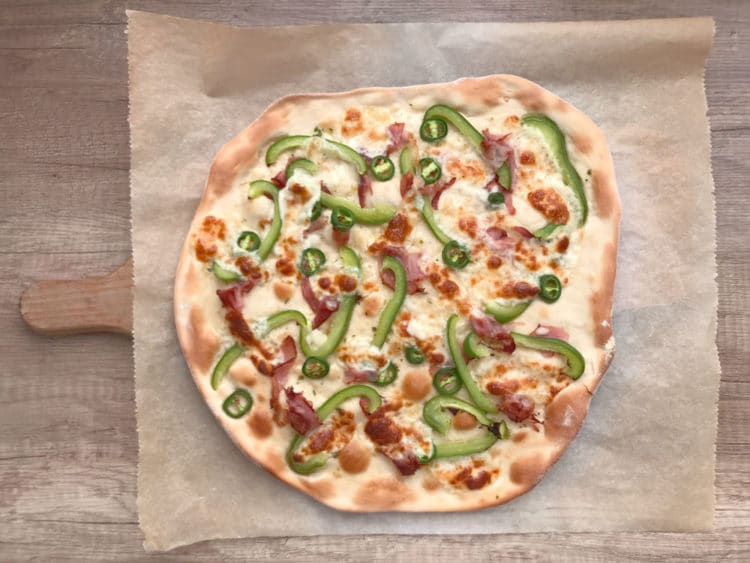 Włoska pizza z serem mozzarella i jalapeno