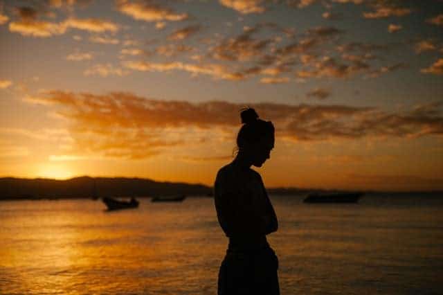 femme triste marchant sur la plage