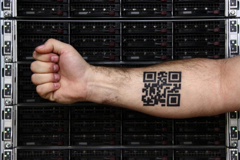 BRACCIO CON QR CODE AGENZIA DI COMUNICAZIONE PADOVA K89DESIGN