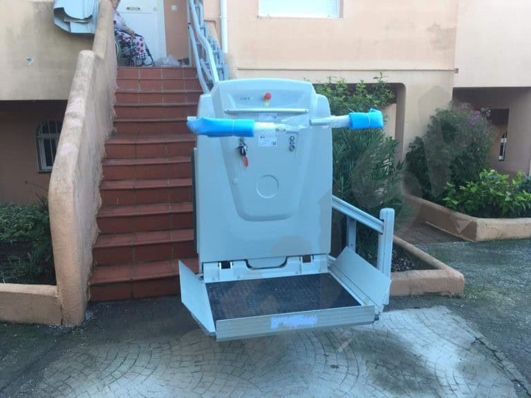 Nueva instalacion de plataforma salvaescaleras para minusvalidos
