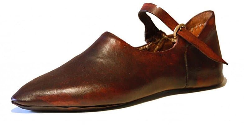 A typical variant of how the model that monks in the Middle Ages bar, and alltstå is the model of the monk shoe we see today. This is a repliga of a shoe from the 1300s.