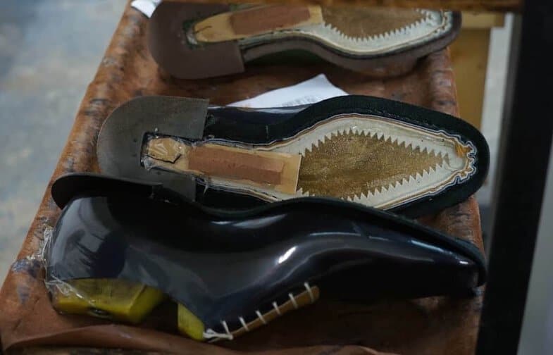 Here, a stripe attached to the upper leather and canvas strip with a chain stitch sewn with the Goodyear machine, and you can see here also a heel wreath located as a base for klaken and shank-support and the piece of leather that is to build the fiddle The waist.