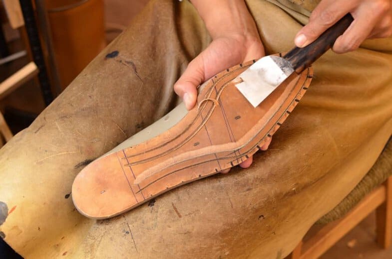 On the one hand stripe sewn shoe fittings to the lip of the thick insole, that boundary seam is then sewn in (there are exceptions with the soles where the lip are finished cut as some "factory-made" hand-welted shoes use).