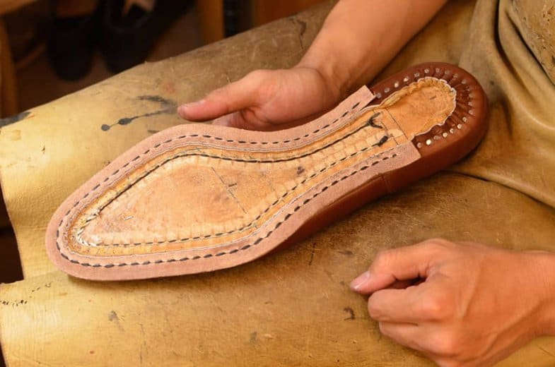 ere are the brink ditsytt with a hand randsöm, which is a kind of "lock stitch" where every stitch hang separately. Here you can also see that the cavities are on the shoes with this construction method becomes very small, it is about a few millimeters.