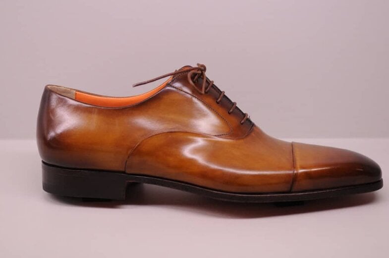 A durksydd shoe with a very tight-cut midsole, like this one from Santoni, are more inclined to kick the instep against things, when there apparently is no protruding over the bottom.