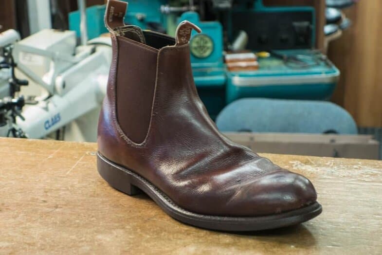 RM Williams doing fine shoes, and takes care of them, they can instead look like this after more than 20 years of use, that is ten times older than the couple above. These belong to another customer of the shoemaker, who had included those for a fourth omsulning. Certainly the instep stretched their part and become much wrinkling, maybe could better shoe trees used, but the leather is not going to crack somewhere and the owner expects to get a number of years to the shoes.