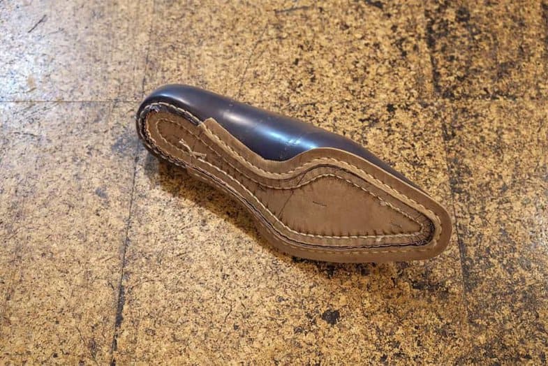 Here a piece on in the process, where the tooth is ditsydd. Apparently very neatly done. There rand seam is sensitive reach the toe of the inside of the lip cut out the insole, then the stitches come closer there in the sharp bend. Why do you do as a kind of braiding seam there to boost up, which is visible if you look a little more closely.