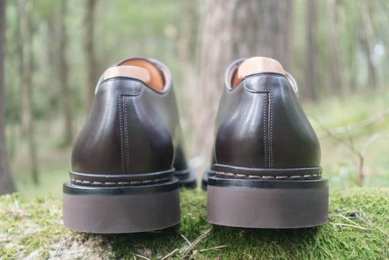 The heel is made in the same piece of rubber as the sole, which has its pros and cons.