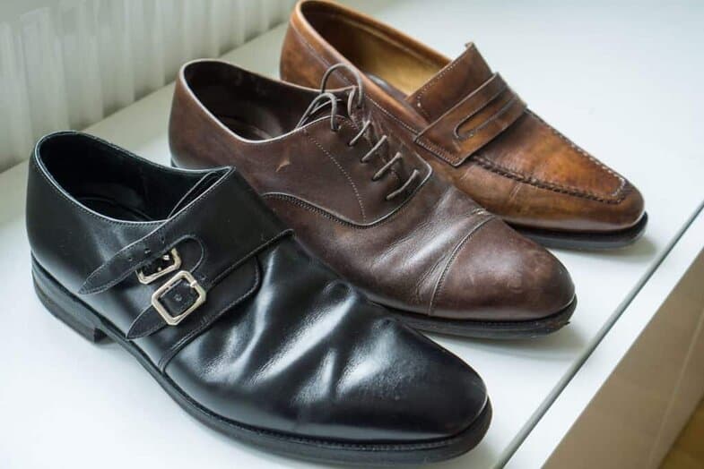 We begin with a look at the shoes to be disassembled (here thus sibling to those Skomakeri Forward took care of). From left: Loake 1880, Carmina, Paolo Scafora.
