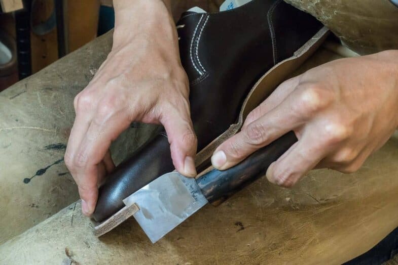 Sharp knives and follow the same course, is very important, here's a little special Japanese skomakarkniv as pushing off forward, used in Hiro Yanagimachis workshop.