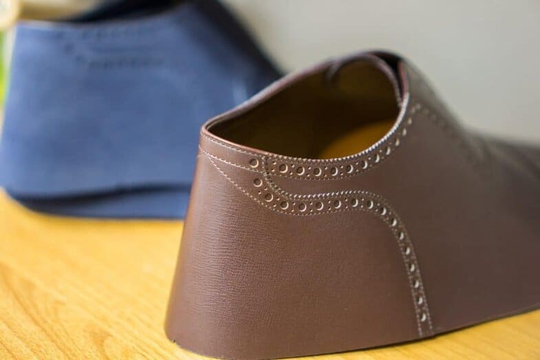 Nåtlingar waiting to pinnas. Note how he lets the seam meet at the back on models with a heel-counter.