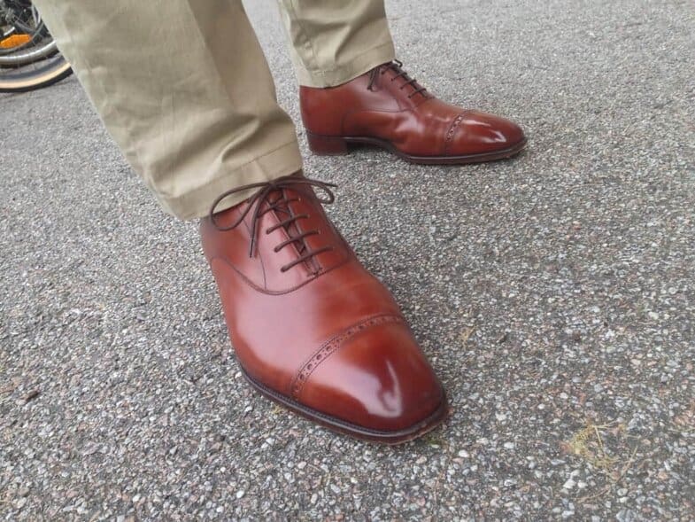Here's my pair of Gaziano & Girling Cambridge, which are relatively comfortable and all, but look at the inside of the left foot and you can see how the arch of the shoe doesn't follow my foot at all.