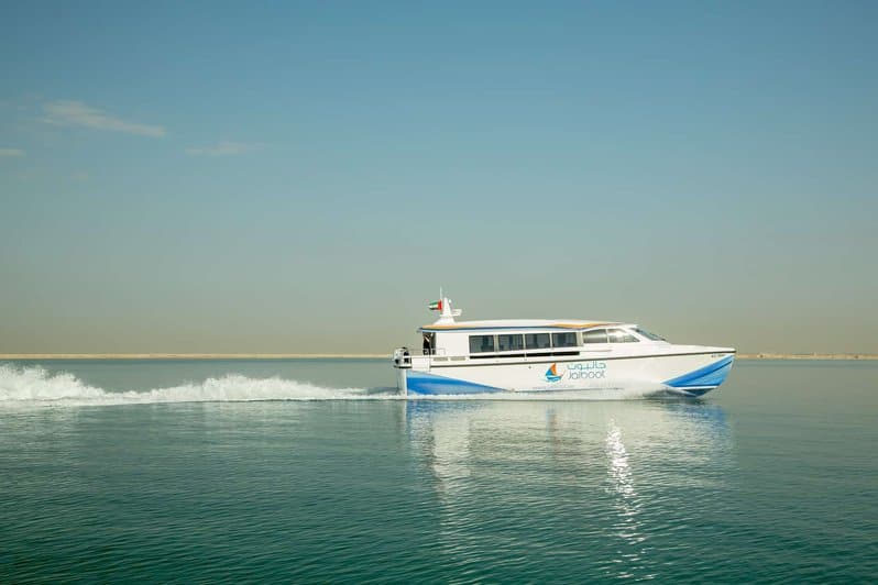 Wir empfehlen jedem einen Tagesausflug mit dem Boot durch die City Wir empfehlen jedem einen Tagesausflug mit dem Boot durch die City