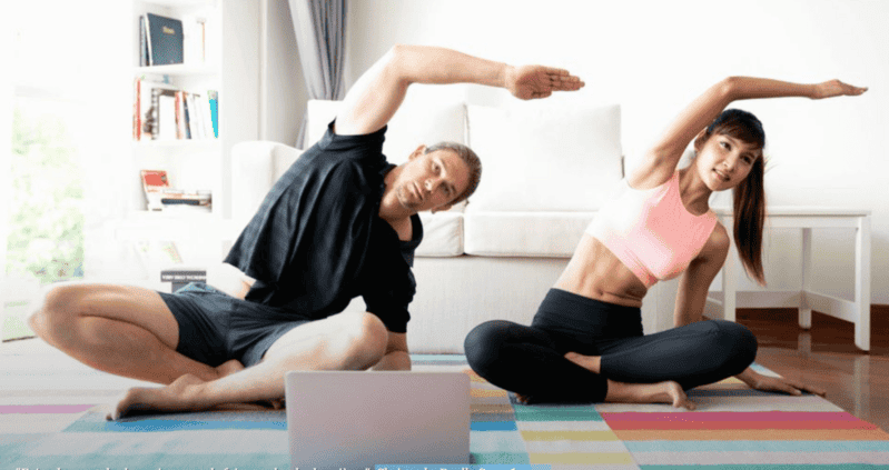 couple qui fait sa séance de coaching sportif en ligne