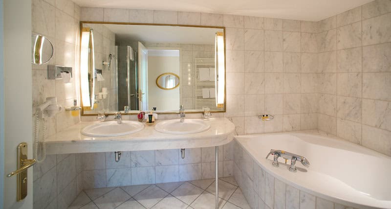 Badezimmer in der Victor´s Residenz Badezimmer in der Victor´s Residenz