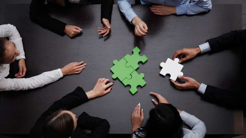 <b>Team Building</b>: New Games, Activities, Strategies, Ideas & Tips 7 team building facilitators make team building easier
