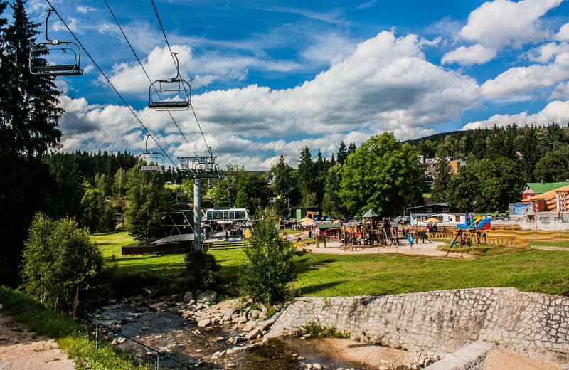 Lift von der Anlage direkt zur Piste Bild im Beispielbild Sommer Tschechien Skiurlaub günstig Lift von der Anlage direkt zur Piste Bild im Beispielbild Sommer Tschechien Skiurlaub günstig