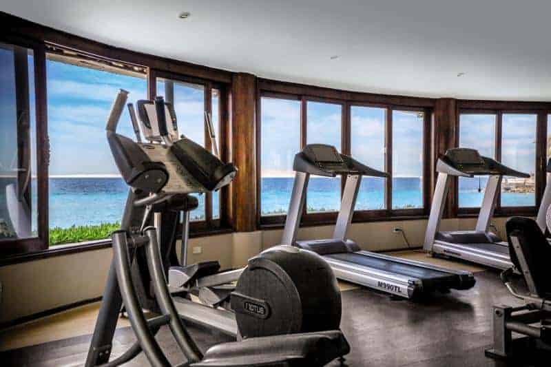 Fitnesstudio mit Meerblick wie es sich im Urlaub gehört Fitnesstudio mit Meerblick wie es sich im Urlaub gehört