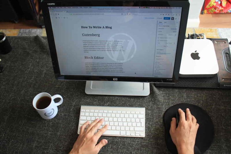 A photo of someone blogging on WordPress by Fikret Tozak