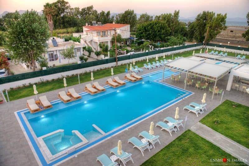 Poollandschaft vom Hotel in Nea Alikarnassos auf der Insel Poollandschaft vom Hotel in Nea Alikarnassos auf der Insel