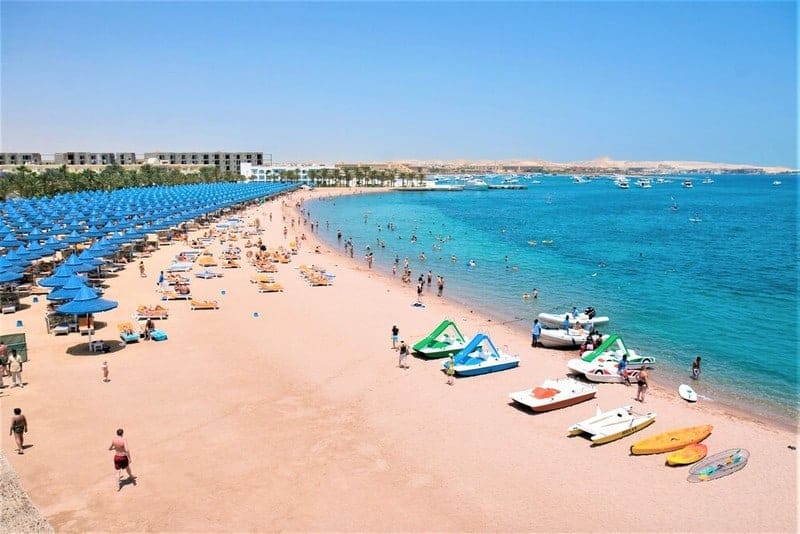 Ein feiner Sandstrand, flachabfallend in das Meer Ein feiner Sandstrand, flachabfallend in das Meer